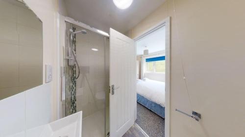 Et badeværelse på D32 Chyanvean, Riviere Towans