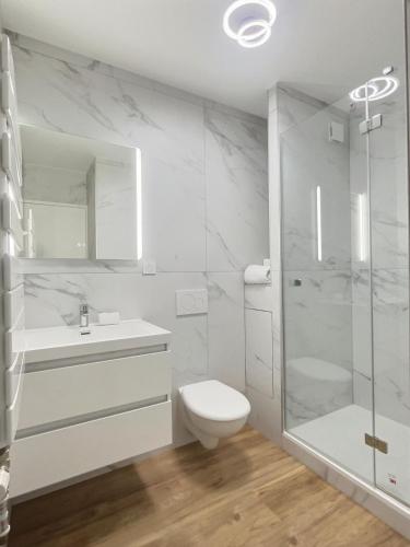 Et badeværelse på Cozy La Rocade apartment with free parking