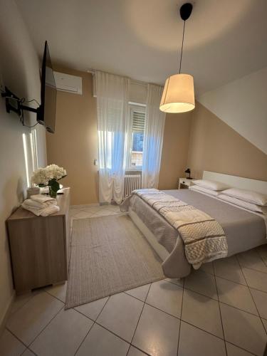 una camera da letto con un letto grande e una finestra di DooR48 a Novara