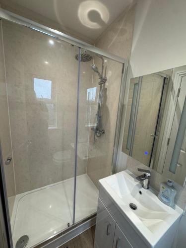 Koupelna v ubytování Central Aldershot Private room, Near Station & Town Centre