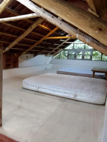 een matras op de vloer van een zolder bij Mya Esencia Espacio Eco Turístico Camping in Tinquipaya