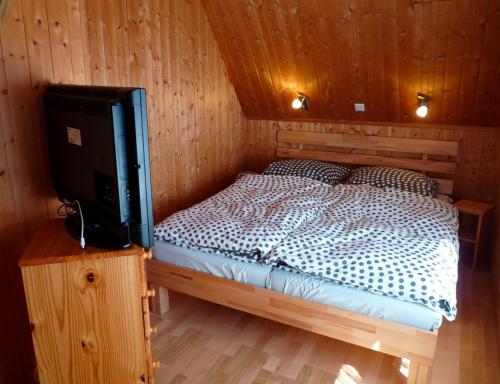 Giường trong phòng chung tại FeWo Malchower See mit Pool