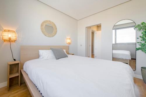 Кровать или кровати в номере Sky Living para 4 con Parking en Sanchinarro