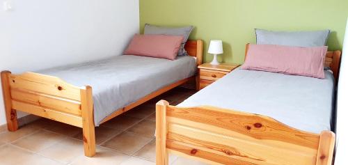 a bedroom with two beds and a nightstand and sidx sidx sidx sidx at Ferienwohnung am Plauer See in Alt Schwerin
