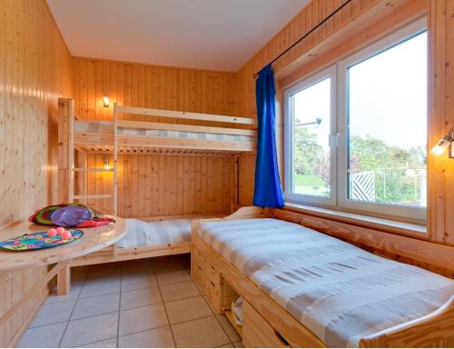 een kamer met twee stapelbedden en een raam bij Ferienhaus Krakower See in Serrahn