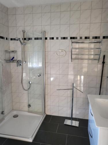 a bathroom with a shower and a sink at Ferienwohnung Zühlensee in Wesenberg