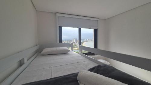 Postel nebo postele na pokoji v ubytování Aptos em Cond. c/ Ótima Estrutura e a 130 m da Praia - AVR