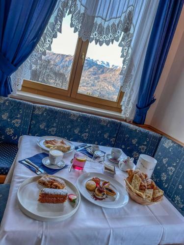 une table avec des plaques de cuisson au-dessus dans l'établissement Hotel Alpe Bellaria, à Candriai