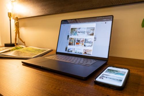 Μια τηλεόραση ή/και κέντρο ψυχαγωγίας στο Skyline View, Private Jacuzzi, AC and King Bed