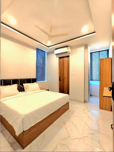 Giường trong phòng chung tại Hotel Trivana