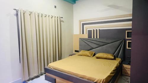 Ένα ή περισσότερα κρεβάτια σε δωμάτιο στο Shree LaadliJu Kothi