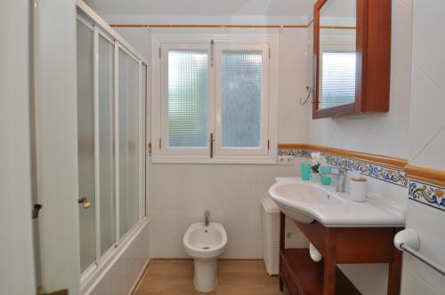 une salle de bains avec toilettes, lavabo et douche dans l'établissement Villa Sea and Mountain Nadal Jardi, à Alcúdia
