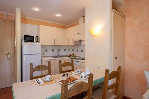 Køkken eller tekøkken på Lantana Resort 1Bed Apartment Beach Pool & Balcony