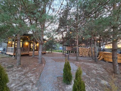 Ảnh trong thư viện ảnh của Equi Lis - будиночки для відпочинку ở Yasnogorodka