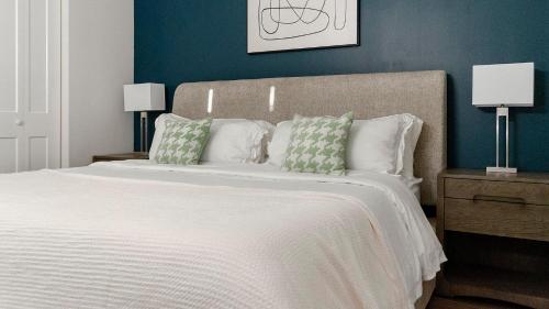 En eller flere senge i et værelse på Landing Apartments - Indianapolis