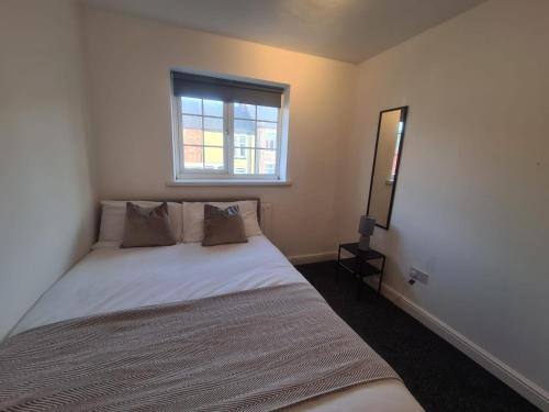 En eller flere senge i et værelse på Stylish 3 bed close to Nissan