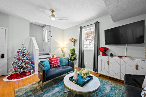 Μια τηλεόραση ή/και κέντρο ψυχαγωγίας στο 3BR Condo for 7 - Only 3 Miles to Ark Encounter!