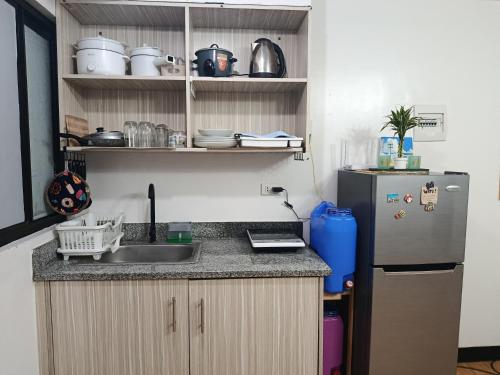 eine Küche mit Spüle und Kühlschrank in der Unterkunft Chic Haven Home away from home in Imus