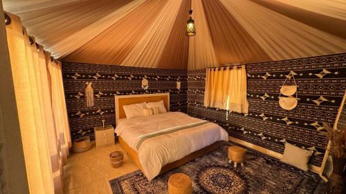En eller flere senge i et værelse på Zahara rum camp & Boutique Resort