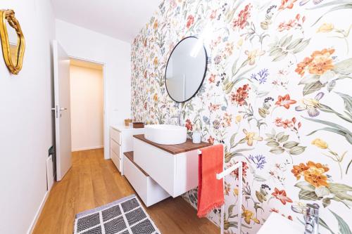 een badkamer met bloemenbehang aan de muur bij VITTO Luxury Apartment in Lecce