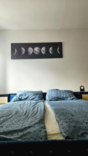 ein Schlafzimmer mit einem Bett mit Planeten an der Wand in der Unterkunft Stan na dan - Apartman Centar Kakanj in Kakanj