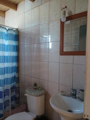 een badkamer met toilet en wastafel bij Cabañas Sandra Bucalemu Alto in Bucalemu