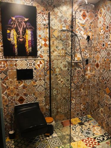 a bathroom with a picture of a bull on the wall at House Kellisch 1822 in Steffeln