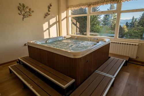 En eller flere senge i et værelse på Huinid Bustillo Hotel & Spa