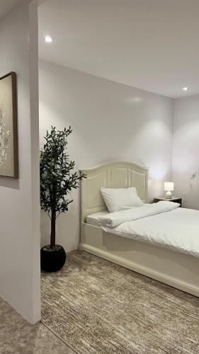 En eller flere senge i et værelse på The Pearls Apartment