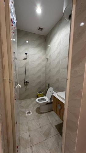 een kleine badkamer met toilet en douche bij شقة بصالة وغرفه نوم in Hafr Al Baten