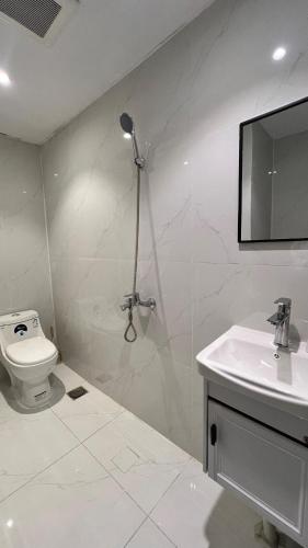 Et badeværelse på The Pearls Apartment