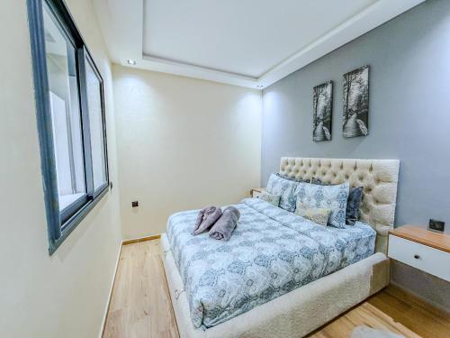 Giường trong phòng chung tại Modern Studio Menara Garden