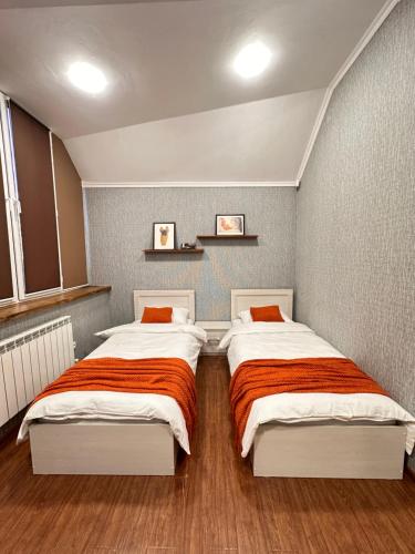 two beds sitting next to each other in a bedroom at Holiday Home Kanyon in Argel
