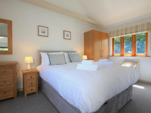 En eller flere senge i et værelse på Courtyard Cottage