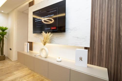 a living room with a tv on a wall at Magnífico apartamento 19 in Casablanca