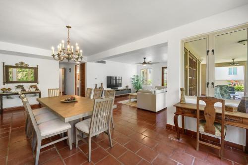 Un comedor y una sala de estar con mesa y sillas. en Quaint villa Beach access Elina, en Brenas