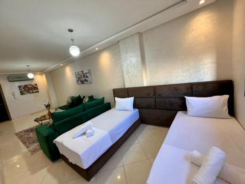 En eller flere senge i et værelse på Luxury Casablanca Studio - Close to Tram