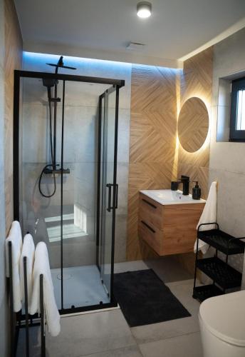 a bathroom with a shower and a sink at Górski reset in Krzyżowa