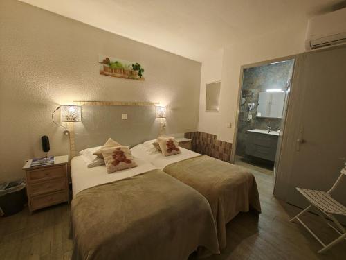 Postel nebo postele na pokoji v ubytování Auberge Des Pins