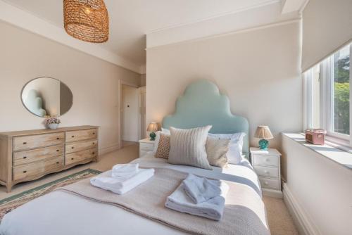 a bedroom with a large bed with a blue headboard at 4 Bed in Instow oc-clevv in Instow