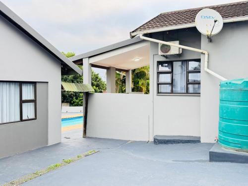 Swimmingpoolen hos eller tæt på Palms Guest House