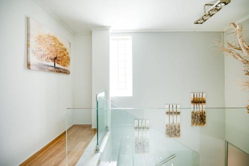 una scala di vetro in una casa con dipinti alle pareti di Sunny Exclusive Ena a Hanioti