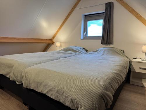 Giường trong phòng chung tại Westhinder II H23