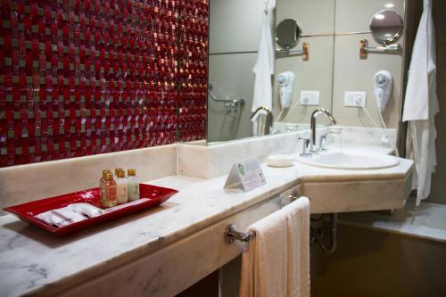 コリエンテスにあるTurismo Hotel Casinoの洗面台と鏡のあるバスルーム