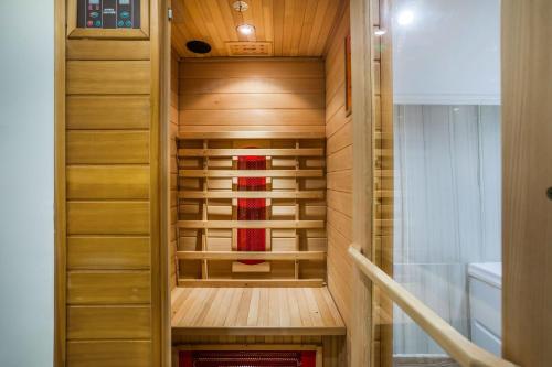 een inloopkast met houten wanden en houten vloeren bij Spa Villa Sunny in Hanioti