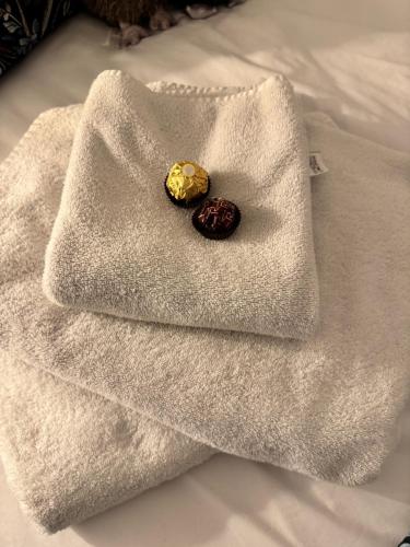 ノリッジにあるChloes Retreatのクッキーが2枚乗った白いタオル