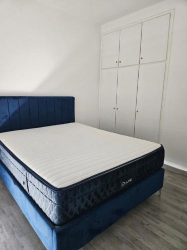 een bed in een kamer met een blauw bedframe bij Anton Luxury Villa SeaView by Emmelia Group in Klorakas