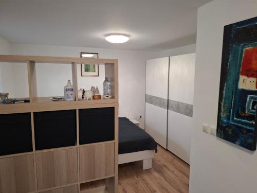 En eller flere senge i et værelse på Apartma Dividenda