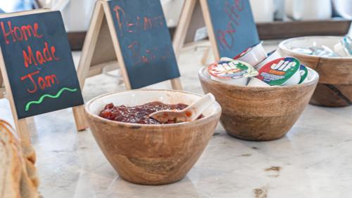 Una mesa con tres cuencos de madera con comida encima. en The Chateau at Lake La Quinta, en La Quinta