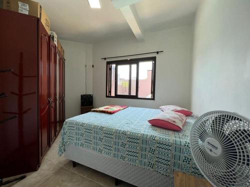 En eller flere senge i et værelse på Lindo sobrado para locação